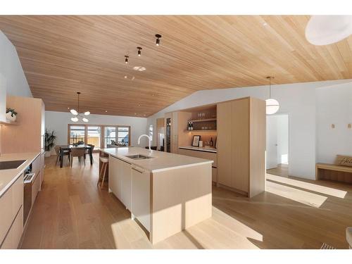 2016 53 Avenue Sw, Calgary, AB - Indoor Photo Showing Kitchen