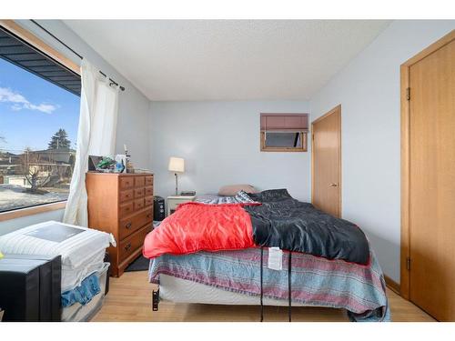 331 47 Avenue Sw, Calgary, AB - Indoor Photo Showing Bedroom