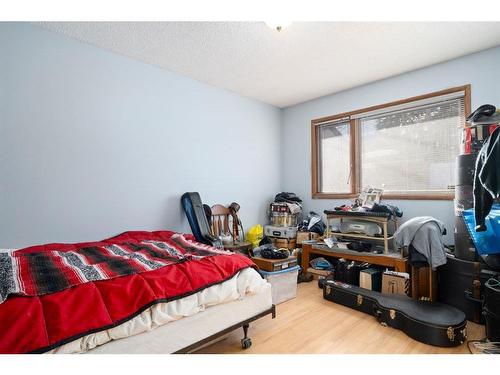 331 47 Avenue Sw, Calgary, AB - Indoor Photo Showing Bedroom