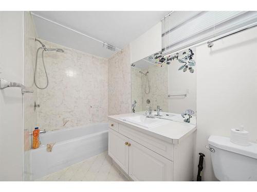 331 47 Avenue Sw, Calgary, AB - Indoor Photo Showing Bathroom