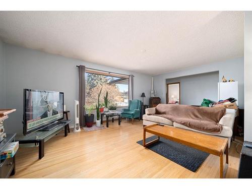 331 47 Avenue Sw, Calgary, AB - Indoor Photo Showing Living Room