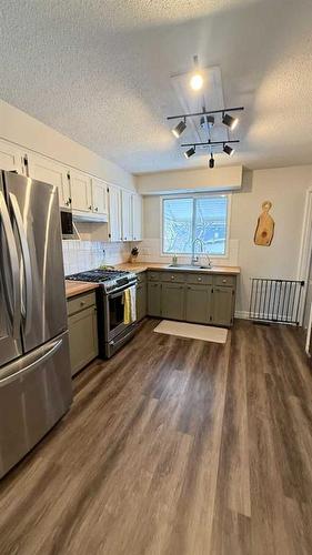 5015 Centre A Street Ne, Calgary, AB - Indoor Photo Showing Kitchen