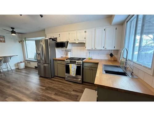 5015 Centre A Street Ne, Calgary, AB - Indoor Photo Showing Kitchen