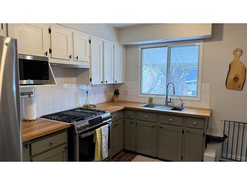 5015 Centre A Street Ne, Calgary, AB - Indoor Photo Showing Kitchen With Double Sink