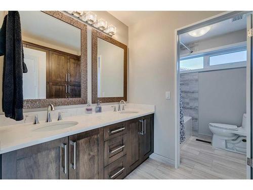 42 Woodhaven Crescent Sw, Calgary, AB - Indoor Photo Showing Bathroom