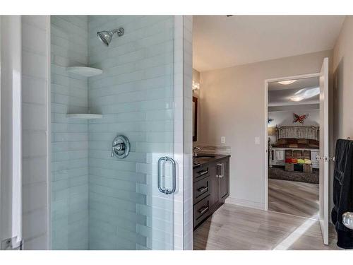 42 Woodhaven Crescent Sw, Calgary, AB - Indoor Photo Showing Bathroom