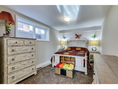 42 Woodhaven Crescent Sw, Calgary, AB - Indoor Photo Showing Bedroom