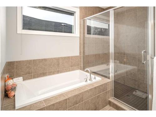 11 Evansview Road Nw, Calgary, AB - Indoor Photo Showing Bathroom