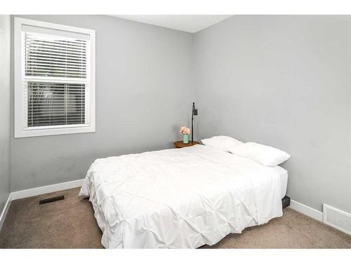 11 Evansview Road Nw, Calgary, AB - Indoor Photo Showing Bedroom