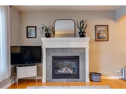 2517 20 Street Sw, Calgary, AB - Indoor Photo Showing Living Room With Fireplace