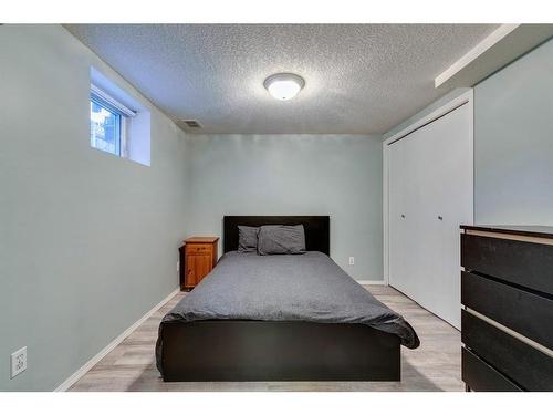 2517 20 Street Sw, Calgary, AB - Indoor Photo Showing Bedroom