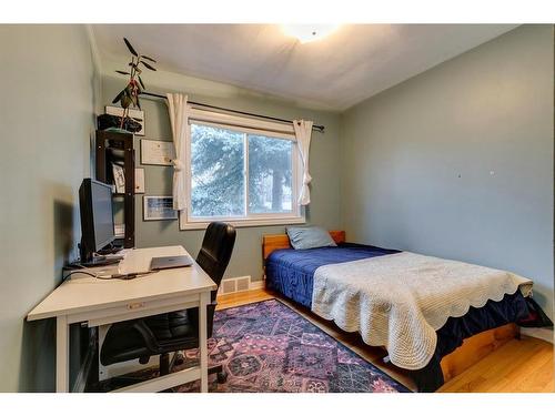 2517 20 Street Sw, Calgary, AB - Indoor Photo Showing Bedroom