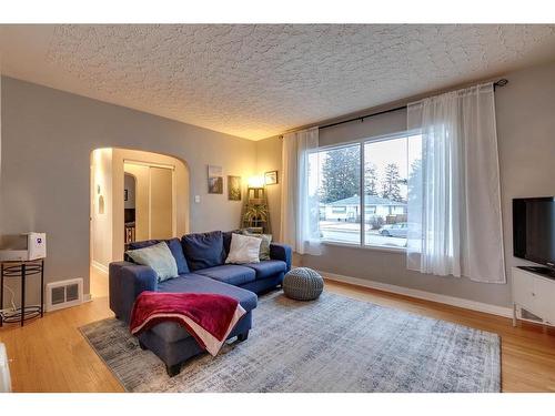 2517 20 Street Sw, Calgary, AB - Indoor Photo Showing Living Room