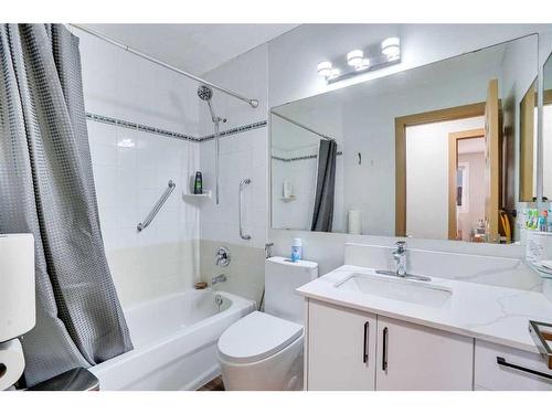 3812 49 Street Ne, Calgary, AB - Indoor Photo Showing Bathroom