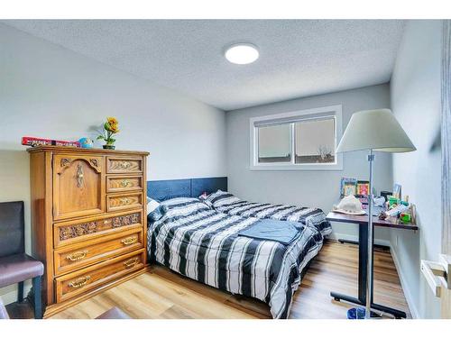 3812 49 Street Ne, Calgary, AB - Indoor Photo Showing Bedroom