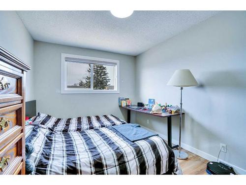 3812 49 Street Ne, Calgary, AB - Indoor Photo Showing Bedroom