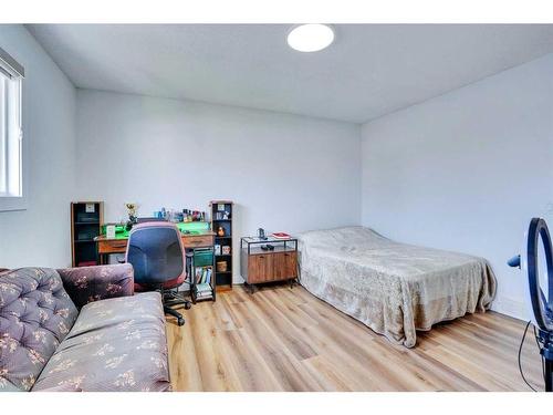 3812 49 Street Ne, Calgary, AB - Indoor Photo Showing Bedroom