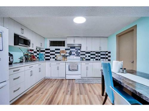 3812 49 Street Ne, Calgary, AB - Indoor Photo Showing Kitchen