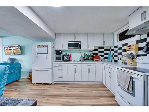 3812 49 Street Ne, Calgary, AB - Indoor Photo Showing Kitchen