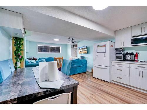 3812 49 Street Ne, Calgary, AB - Indoor Photo Showing Kitchen