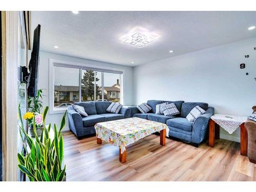 3812 49 Street Ne, Calgary, AB - Indoor Photo Showing Living Room