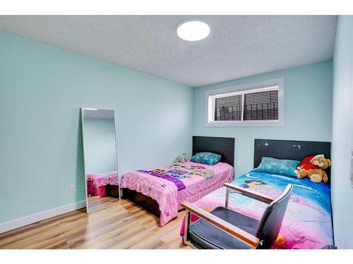 3812 49 Street Ne, Calgary, AB - Indoor Photo Showing Bedroom