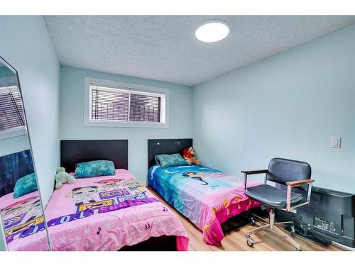 3812 49 Street Ne, Calgary, AB - Indoor Photo Showing Bedroom