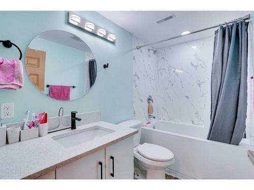 3812 49 Street Ne, Calgary, AB - Indoor Photo Showing Bathroom