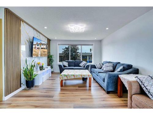 3812 49 Street Ne, Calgary, AB - Indoor Photo Showing Living Room