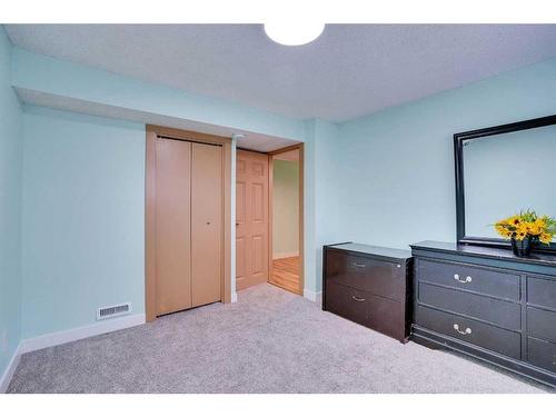 3812 49 Street Ne, Calgary, AB - Indoor Photo Showing Bedroom