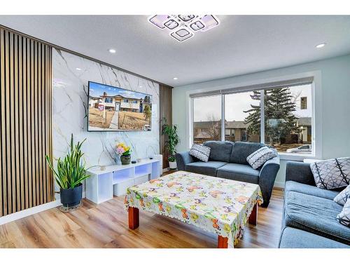 3812 49 Street Ne, Calgary, AB - Indoor Photo Showing Living Room