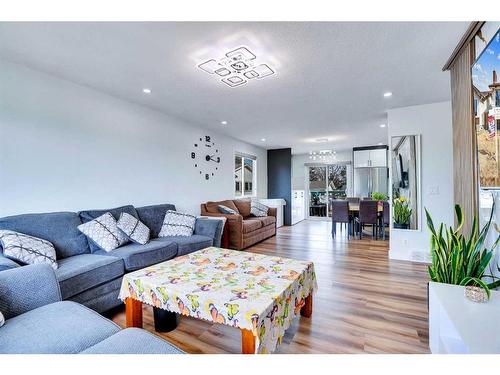 3812 49 Street Ne, Calgary, AB - Indoor Photo Showing Living Room