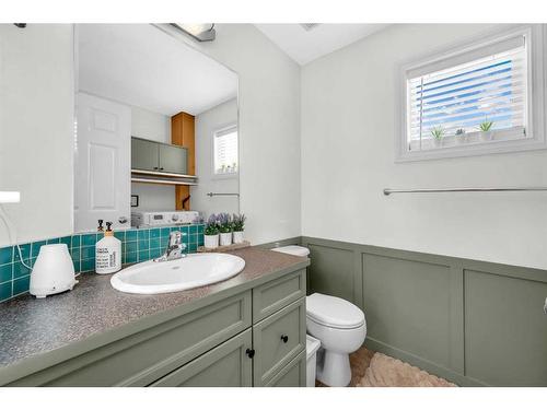 22 Dover Mews Se, Calgary, AB - Indoor Photo Showing Bathroom