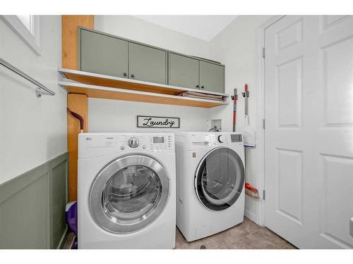 22 Dover Mews Se, Calgary, AB - Indoor Photo Showing Laundry Room