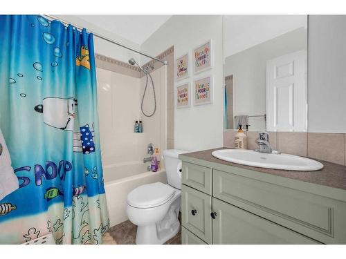 22 Dover Mews Se, Calgary, AB - Indoor Photo Showing Bathroom