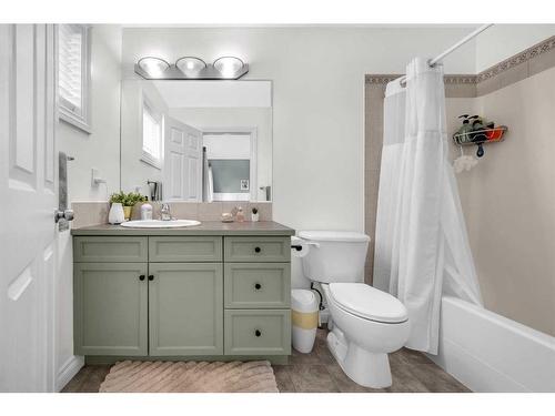 22 Dover Mews Se, Calgary, AB - Indoor Photo Showing Bathroom