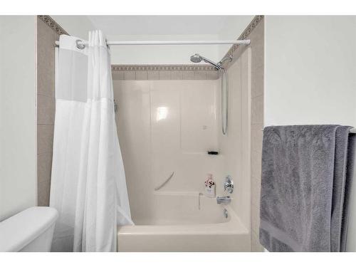 22 Dover Mews Se, Calgary, AB - Indoor Photo Showing Bathroom