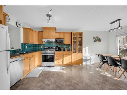 22 Dover Mews Se, Calgary, AB - Indoor Photo Showing Kitchen