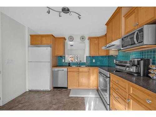 22 Dover Mews Se, Calgary, AB - Indoor Photo Showing Kitchen