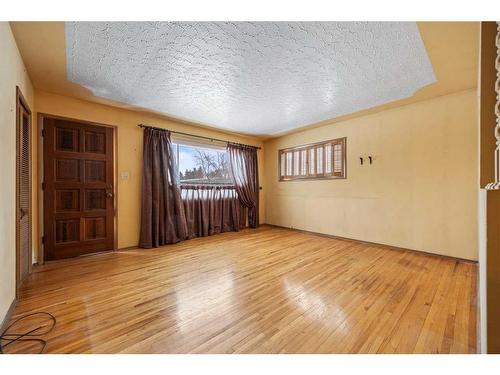 11 Beaupre Crescent Nw, Calgary, AB - Indoor Photo Showing Other Room