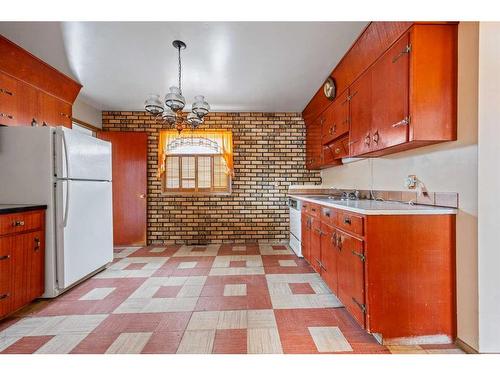 11 Beaupre Crescent Nw, Calgary, AB - Indoor Photo Showing Kitchen