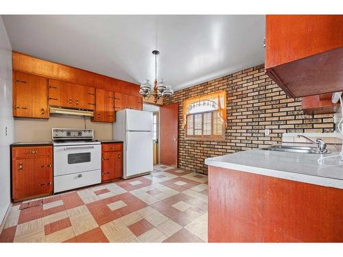 11 Beaupre Crescent Nw, Calgary, AB - Indoor Photo Showing Kitchen