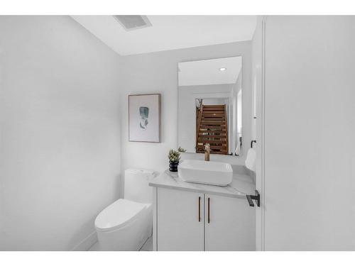 511 30 Street Nw, Calgary, AB - Indoor Photo Showing Bathroom