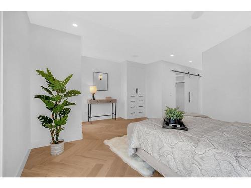 511 30 Street Nw, Calgary, AB - Indoor Photo Showing Bedroom