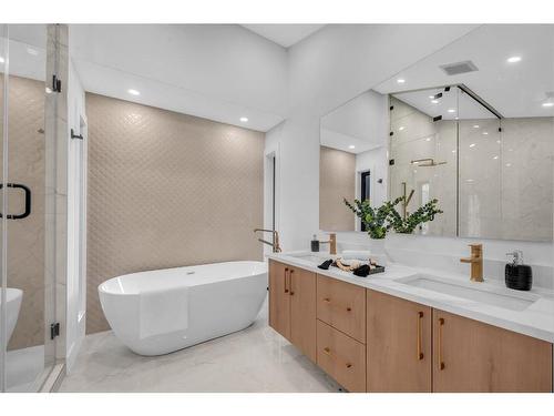 511 30 Street Nw, Calgary, AB - Indoor Photo Showing Bathroom