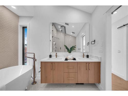 511 30 Street Nw, Calgary, AB - Indoor Photo Showing Bathroom