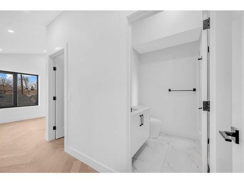 511 30 Street Nw, Calgary, AB - Indoor Photo Showing Other Room