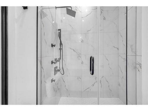 511 30 Street Nw, Calgary, AB - Indoor Photo Showing Bathroom