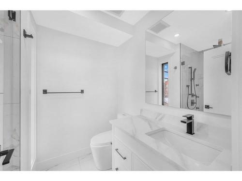 511 30 Street Nw, Calgary, AB - Indoor Photo Showing Bathroom