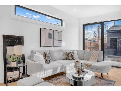 511 30 Street Nw, Calgary, AB - Indoor Photo Showing Living Room